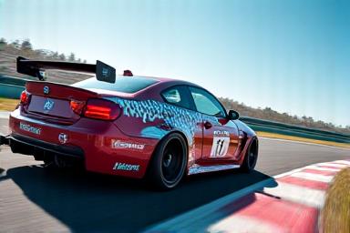 サーキットを高速で駆け抜けるチューニングカー